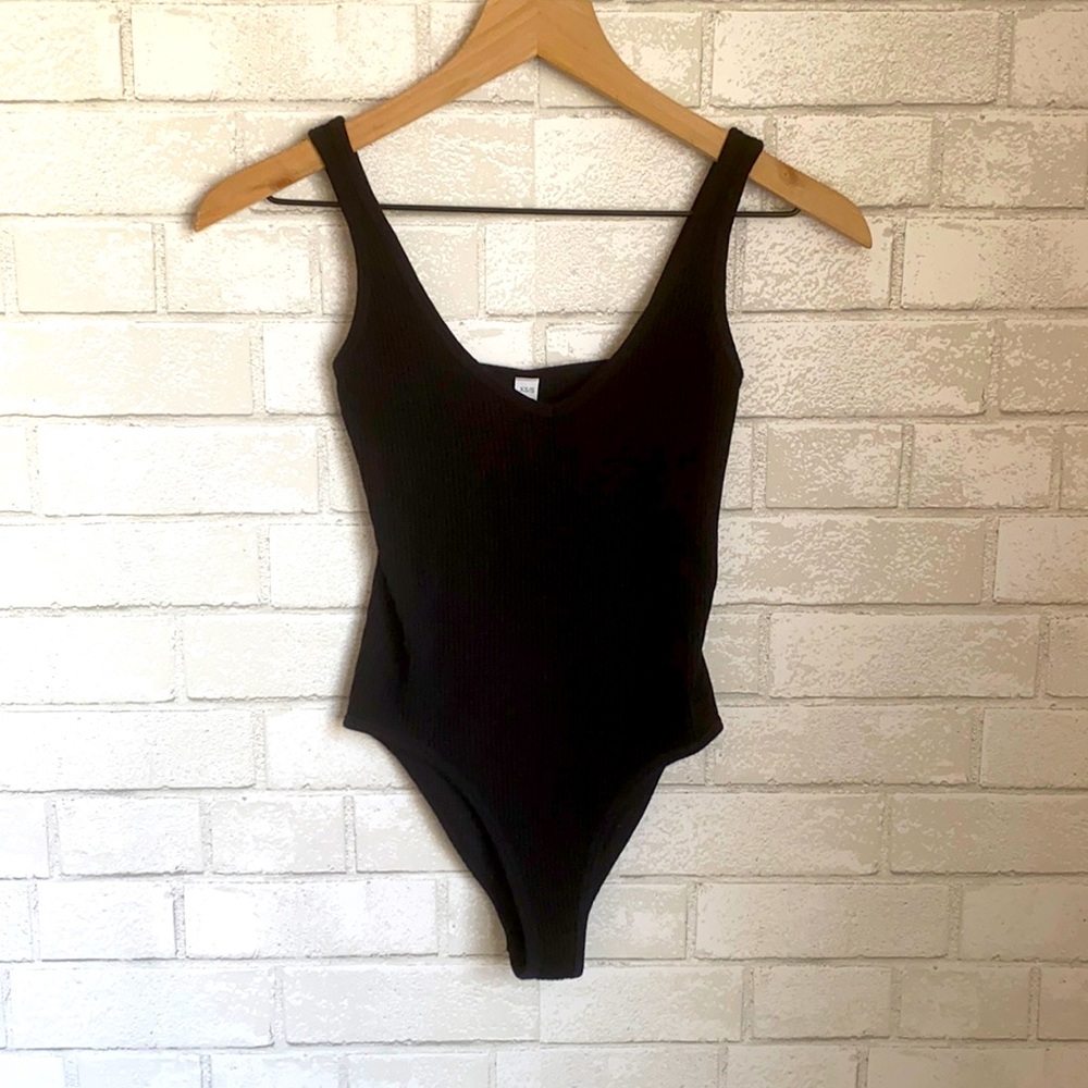AURA black ribbed bodysuit